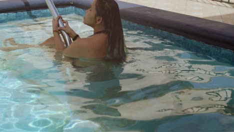 Bikini-girl-submerged-in-a-swimming-pool