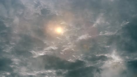 La-Puesta-De-Sol-Detrás-De-Las-Nubes-Oscuras-En-Movimiento