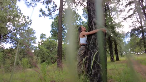 Junges-Attraktives-Lateinisches-Mädchen,-Das-An-Einem-Sommertag-In-Der-Nähe-Von-Puebla-Mexiko-Einen-Baum-In-Einem-Waldwald-Umarmt