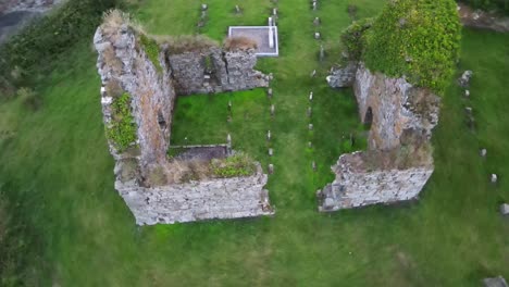 Ruina-De-Una-Antigua-Iglesia-De-Piedra-Con-Tumbas-Por-Dentro-Y-Por-Fuera-En-Irlanda