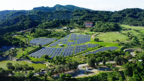 Erstaunliche-Sonnenlicht-Luftaufnahme-Von-Sonnenkollektoren-Stehen-In-Einer-Reihe-In-Den-Feldern-Grüne-Energie-Landschaft-Elektrische-Energie-ökologie-Innovation-Natur-Umwelt-Zeitlupe