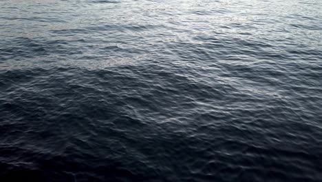 Tief-Dunkelblaues-Wasser-Des-Meeres---Nahaufnahme