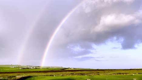 Doppelter-Regenbogen-über-Grüner-Landschaft-In-Irland