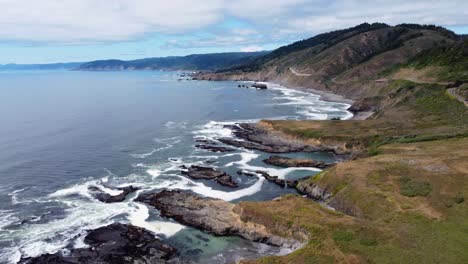 4k-30fps-Luftaufnahmen-Küste-Von-Oregon-–-Aufsteigende-Drohnenaufnahme-Von-Uns-Route-Highway-101-–-Meereswellen-Krachen-Gegen-Felsformationen-Am-Meer,-Während-Menschen-Die-Epische-Naturlandschaft-Der-Königlichen-Straße-Hinunterfahren