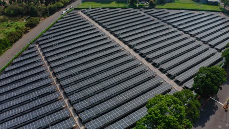 Luftüberführung-Großer-Solarpanel-Farm-Mit-Solareinheiten-In-Ländlicher-Wohngegend---Zellen,-Die-Mit-Sonnenlicht-Energie-Erzeugen---Elektrische-Innovation---4k-Aufnahme