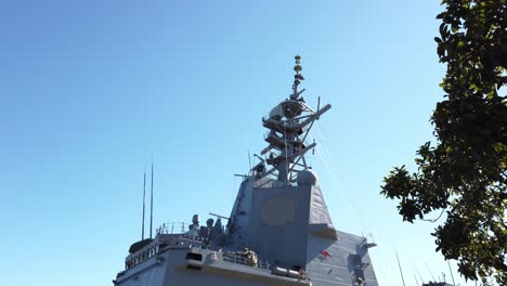 POV-Einer-Person,-Die-Das-HMAS-Marineschiff-Betrachtet,-Das-In-Potts-Point-In-Sydney,-New-South-Wales,-Australien,-Angedockt-Ist
