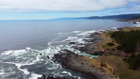 4k-30fps-Luftaufnahmen-Küste-Von-Oregon---Aufsteigende-Drohnenaufnahme-Von-Meereswellen,-Die-Gegen-Felsformationen-Am-Meer-Prallen---Pazifische-Nordwestliche-Natur