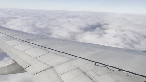 La-Vista-Desde-Un-Avión-Sobre-El-Ala-Hasta-Las-Nubes