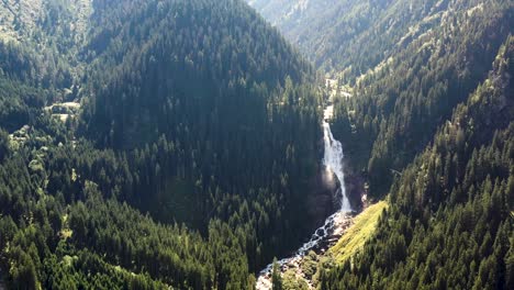 Blick-Von-Oben-Auf-Die-Krimmler-Wasserfallkaskaden-Im-Sommerwald