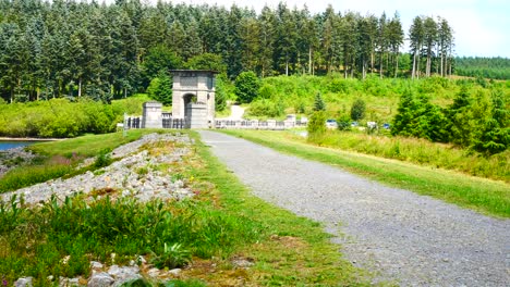 Steinerner-Fußweg,-Der-Zum-Alwen-reservoir,-Waldlandschaft,-Wasserversorgung,-Historisches-Gebäude,-Gehweg-Führt