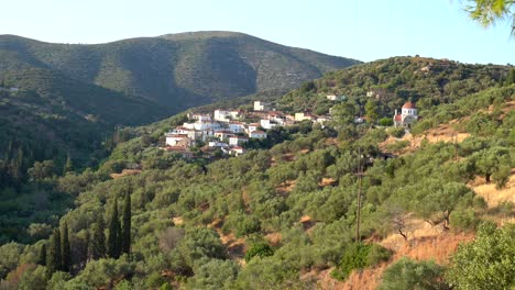 Peloponnesisches-Dorf-An-Der-Seite-Eines-Hügels,-Umgeben-Von-Naturlandschaft