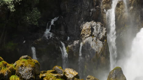 Panoramaaufnahme-Eines-Natürlichen-Wasserfalls,-Der-An-Einem-Sonnigen-Tag-In-Neuseeland-Eine-Felsige-Klippenwand-Hinunterstürzt