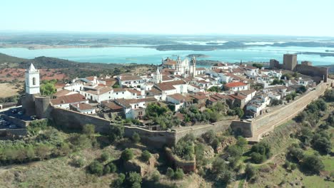 Cerca-De-La-Fortaleza,-El-Castillo,-La-Iglesia-Y-El-Impresionante-Pueblo-De-Monsaraz