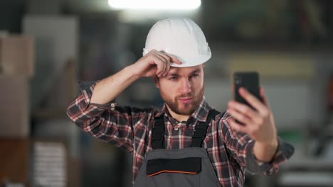 Hombre-Barbudo-Con-Uniforme-De-Trabajo-Tomándose-Un-Selfie-Por-Teléfono