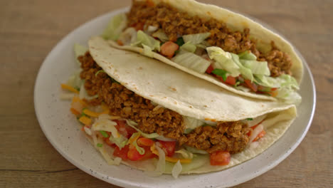 Mexikanische-Tacos-Mit-Gehacktem-Hähnchen---Traditionelle-Mexikanische-Küche