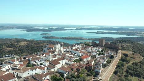Vista-Panorámica-Del-Castillo-De-Monsaraz-Con-El-Fondo-Del-Lago-Alqueva,-Portugal