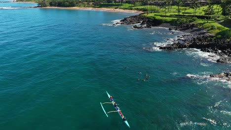 Vista-Aérea-De-Turista-En-Kayaks-Cerca-De-La-Playa-De-Ulua-En-Wailea-Maui,-Hawaii