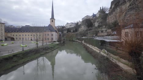 Skyline-of-the-Grund-in-Luxembourg-City-with-Neumunster-Abbey,-Alzette-River,-Bock-Casemates-and-Church-of-Saint-John