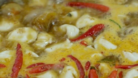 Reisnudeln-Mit-Fisch-Curry-Sauce-Thai-Food-Flüssigkeit-Werden-In-Einem-Topf-Mit-Kochendem-Wasser-Gekocht