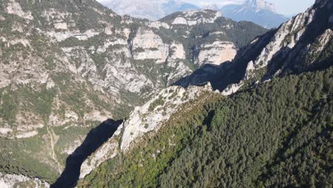 Luftaufnahmen-Einer-Bergkette-Mit-Einem-Tal-In-Den-Spanischen-Pyrenäen,-In-Der-Nähe-Von-Huesca