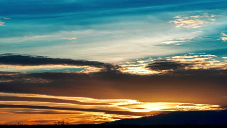 Wolkenwellen-Ziehen-Im-Farbenprächtigen-Zeitraffer-Des-Sonnenuntergangs-über-Den-Himmel