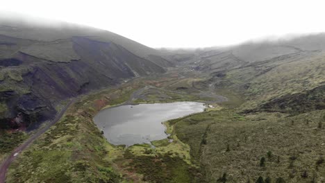 Lagoa-Do-Peixe,-Eine-Der-Kleinsten-Lagunen-Auf-Der-Insel-São-Miguel,-Azoren---Überführung-Aus-Der-Luft