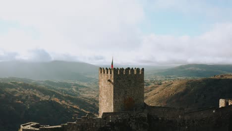Torreta-Histórica-Medieval-Del-Castillo-Con-Bandera-Que-Domina-El-Cañón-Profundo,-Carro-Aéreo-En