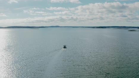 Kleines-Motorboot,-Das-An-Sonnigen-Sommertagen-In-Ruhigem-Offenem-Wasser-Segelt,-Luftbild