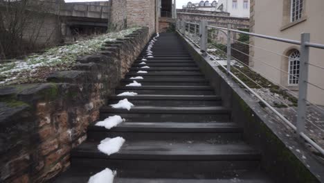 Langsam-Aufsteigend-Eine-Steintreppe-Im-Freien,-Schnee-Schmilzt-Im-Schatten