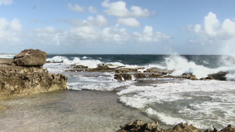 Olas-Rompiendo-En-Las-Rocas-En-La-Costa-Oeste-De-Bonaire
