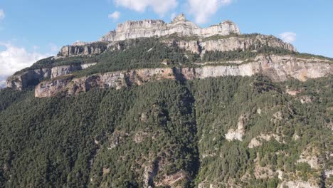 Vistas-Aéreas-De-Una-Cordillera-Con-Un-Valle-En-Los-Pirineos-Españoles,-Cerca-De-Huesca
