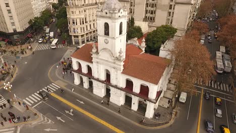 Aerial-view-of-the-Cabildo-building,-Buenos-Aires,-Argentina,-wide-angle-lowering-shot
