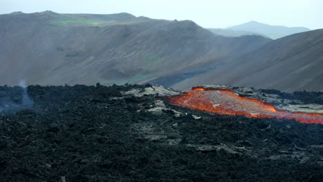 Rauch-Aus-Den-Vulkanischen-Felsen-Und-Dem-Lavafluss-Des-Vulkans-Fagradalsfjall-In-Island