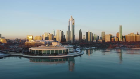 Shedd-Aquarium-Mit-Skyline-Von-Chicago-Im-Hintergrund,-Klarer-Wintertag