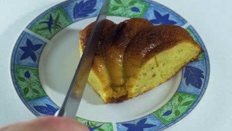 Knife-cuts-a-piece-of-homemade-cake