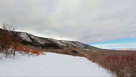 Dolly-En-Tiro-Moviéndose-Por-Un-Hermoso-Camino-Nevado-En-Una-Estación-De-Esquí-En-Colorado-En-Un-Día-De-Invierno-Nublado