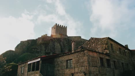 Torre-Medieval-De-La-Casa-De-Piedra-Y-De-La-Fortaleza-Bajo-El-Cielo-Tenue-Y-La-Bengala-Del-Sol