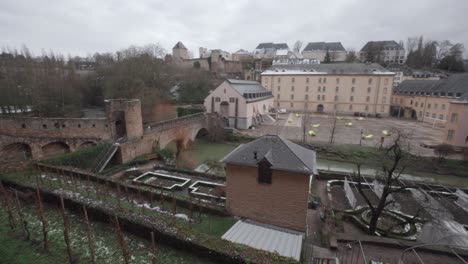 Panorama-of-snow-covering-the-garden-grounds-near-the-Saint-John-cathedrial,-Grund-Luxemburg