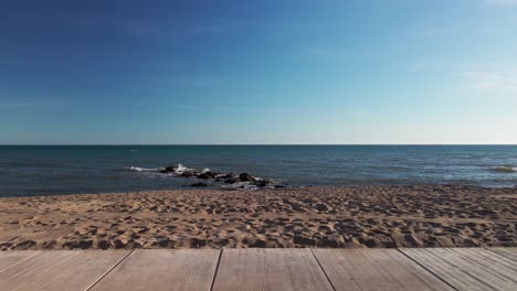 Horizontal-view-of-empty-beach