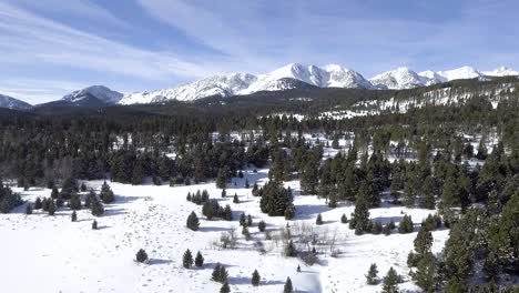 Filmische-Aufnahme-Von-Schneebedeckten-Bergen