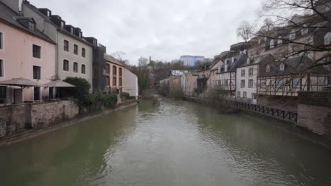 Alzette-River-Flowing-Between-Typical-Buildings-At-Grund-District-In-Luxembourg-City,-Luxembourg