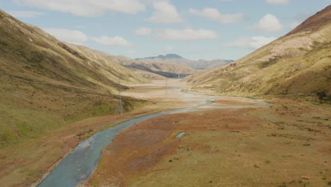 Luftaufnahme-Eines-Wunderschönen-Tals-Mit-Einem-Gewundenen-Fluss-In-Neuseeland