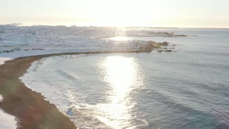 Die-Strahlende-Mittagssonne-Scheint-über-Der-Schneebedeckten-Isländischen-Küste-Bei-Sandvik