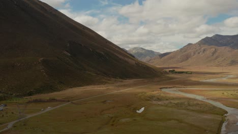 Luftpanoramablick-Auf-Ein-Wunderschönes-Trockenes-Tal-Mit-Einem-Gewundenen-Fluss-In-Neuseeland