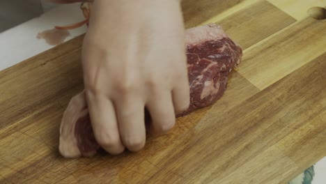 Removing-water-from-meat-steak-with-tissues-on-the-cutting-board