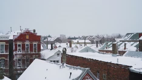 Casas-Cubiertas-De-Nieve-En-Un-Entorno-Urbano-En-El-Frío-Día-De-Invierno