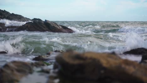 Waves-hitting-the-rocks-in-slow-motion