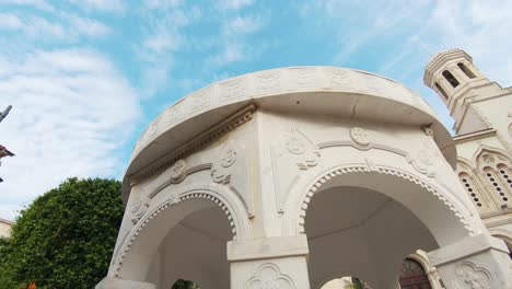 Detailansicht-Des-Kuppelpavillons,-Der-Mit-Der-Kathedrale-Von-Agia-Napa-In-Limassol,-Zypern,-Parallaxiert