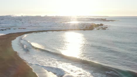 Intensives-Sonnenlicht-Am-Strand-Von-Sandvik-In-Island-Während-Der-Winterzeit,-Antenne