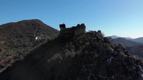 Antigua-Fortaleza-Con-Muros-De-Piedra-Y-Torre-Panorámica,-Campo-De-Batalla-De-Skanderbeg-En-Albania
